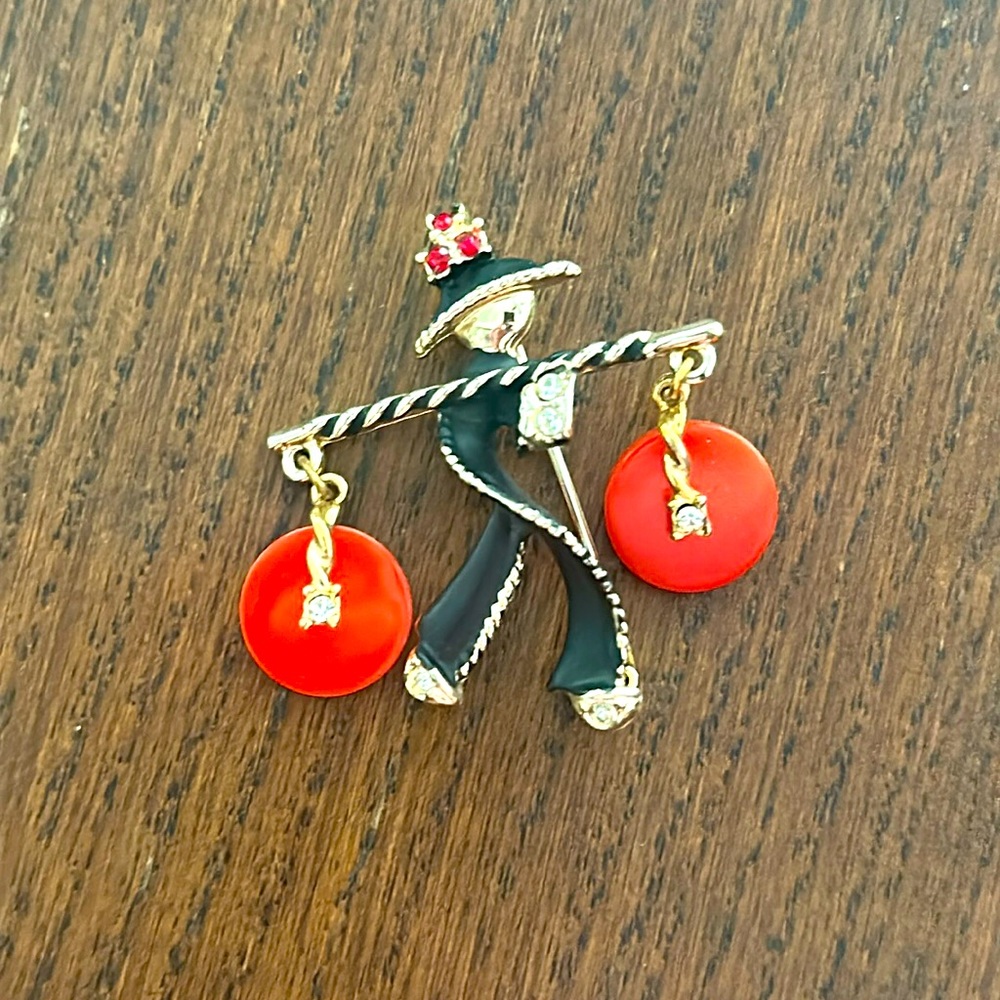 1950s MAN CARRYING BAKELITE DISKS BROOCH